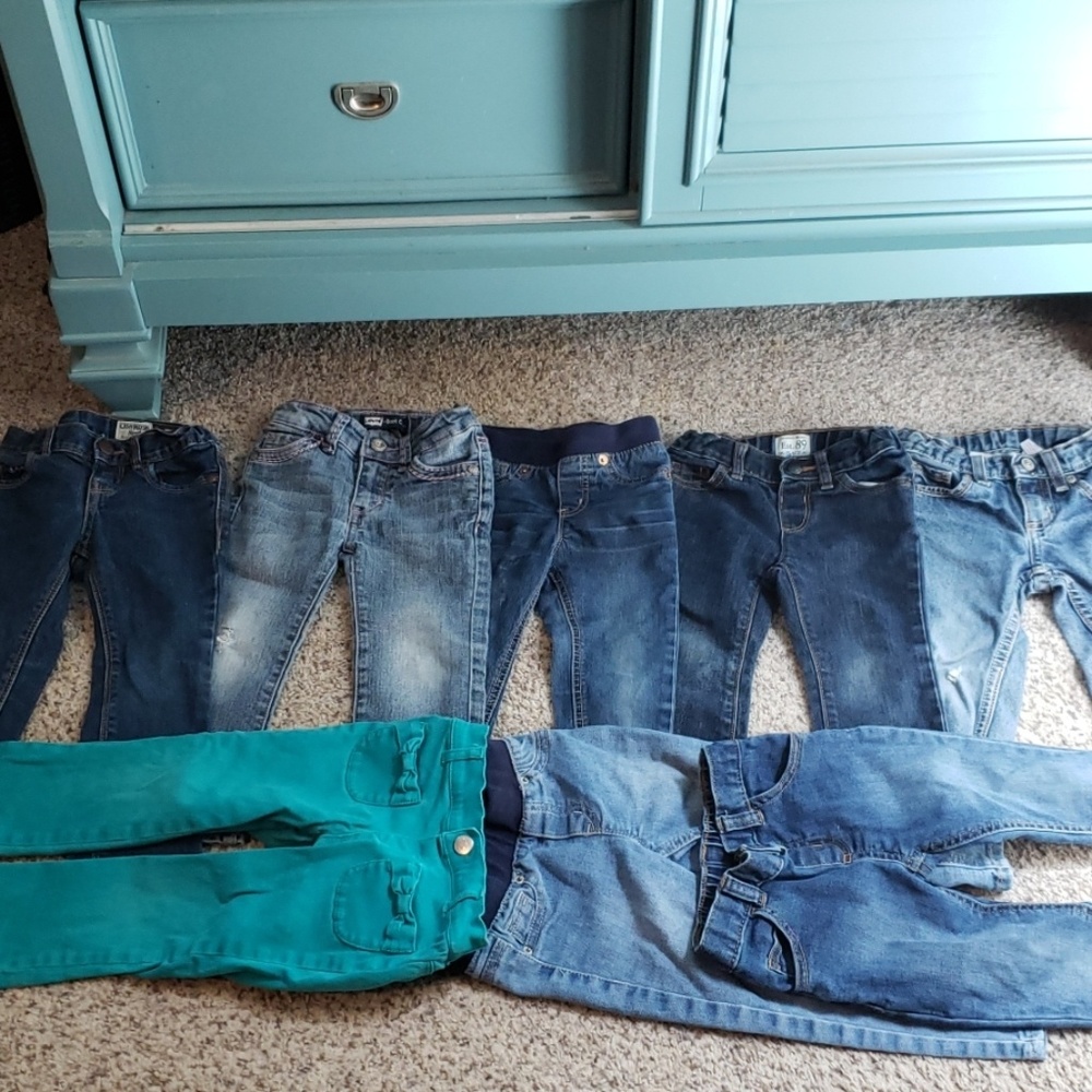 Lot of 8 pair of cute and comfy 2t jean pants.